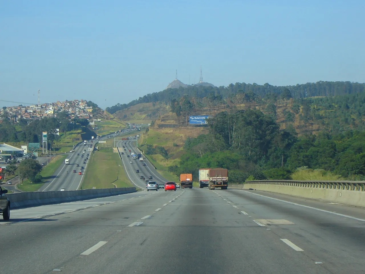 Automóveis e caminhões circulam pelas faixas da Rodovia dos Bandeirantes
