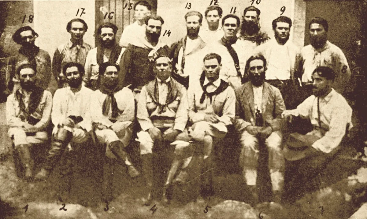 Fotografia de 1927 com 18 chefes revolucionários da Coluna Miguel Costa-Prestes, entre eles Luís Carlos Prestes e Miguel Costa