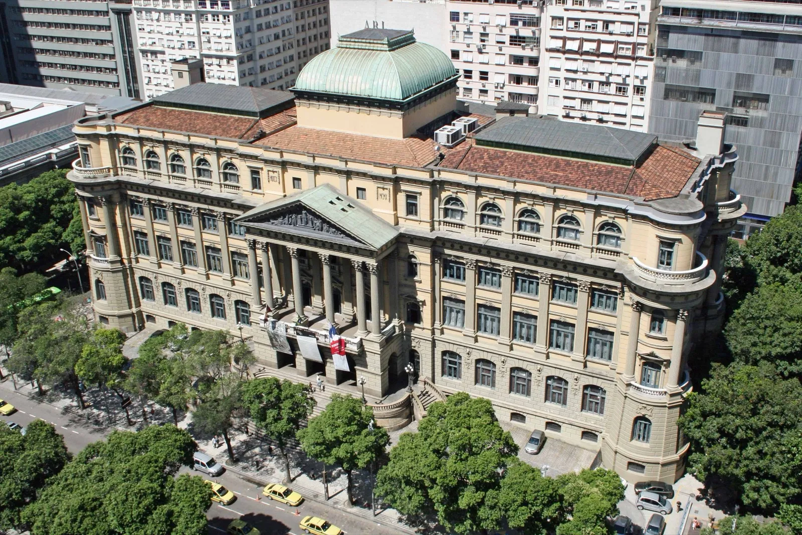 Fachada do edifício da Biblioteca Nacional, na Avenida Rio Branco, no centro do Rio de Janeiro