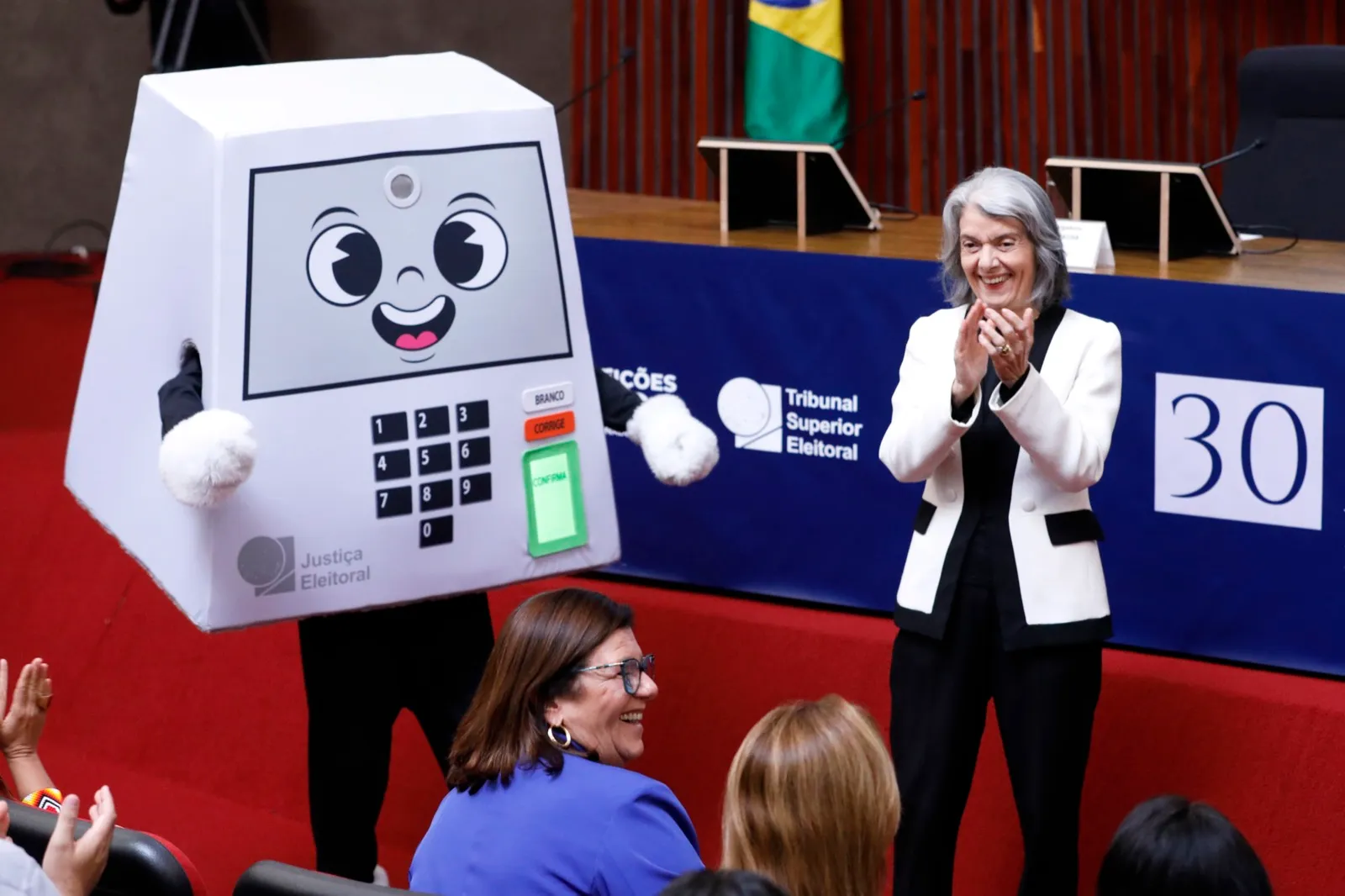 Urna eletrônica brasileira exibida em evento do Tribunal Superior Eleitoral