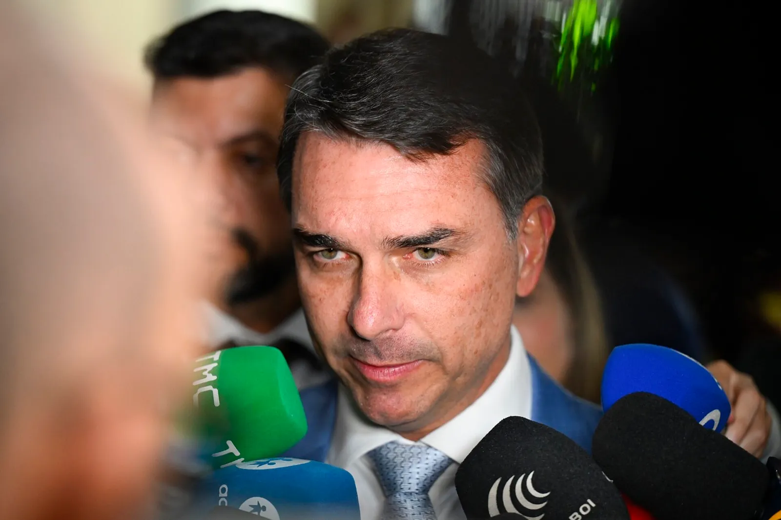 Flávio Bolsonaro fala a jornalistas no Senado