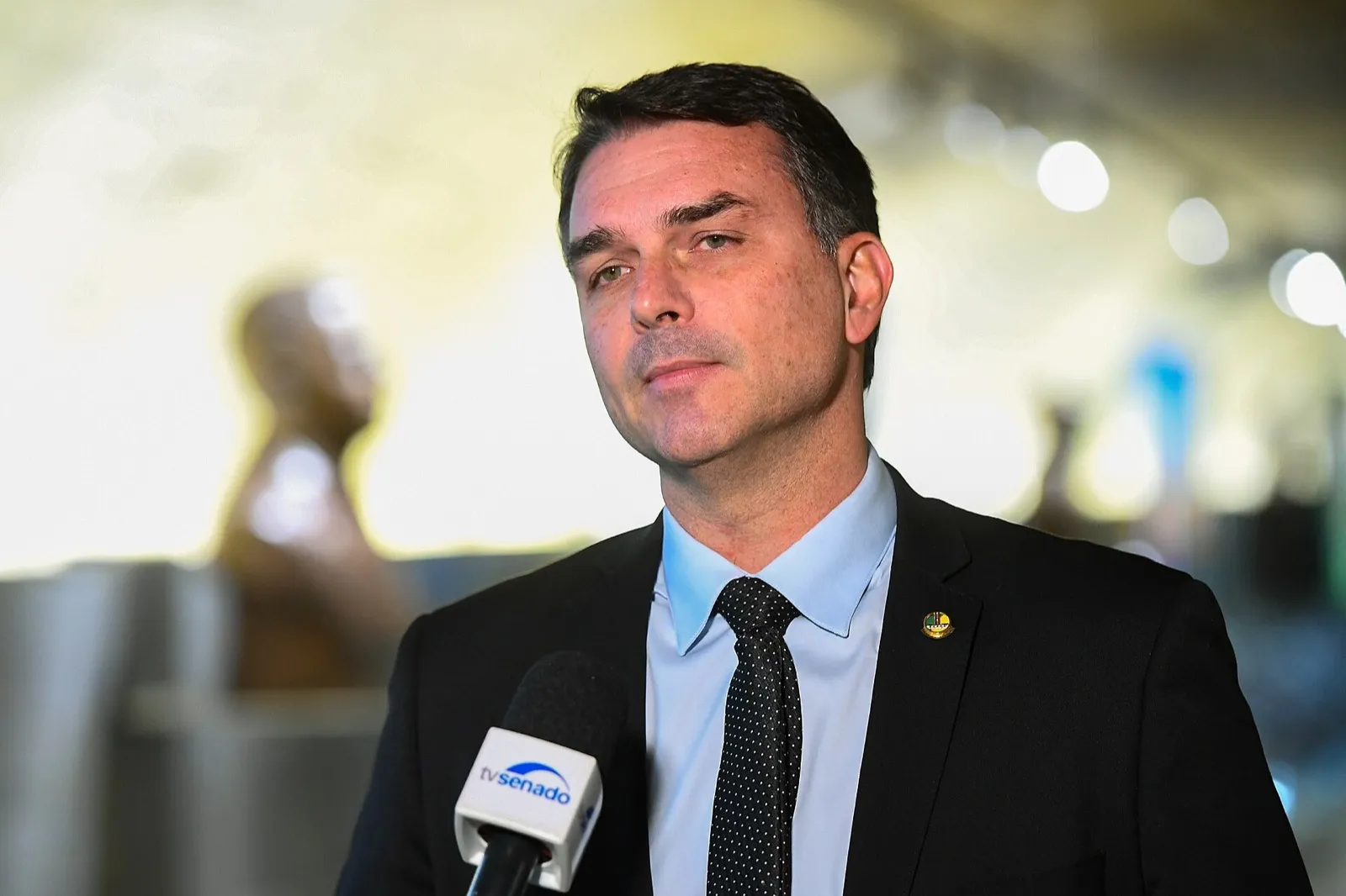 Flávio Bolsonaro concede entrevista no Senado