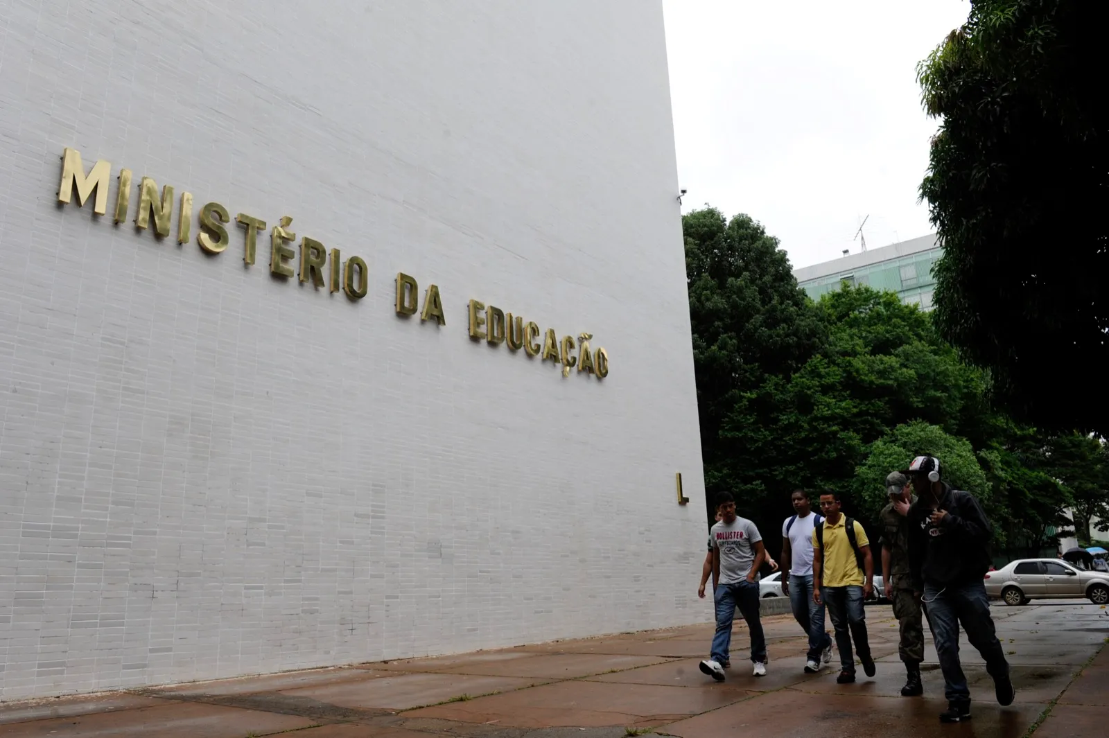 Fachada do Ministério da Educação em Brasília, com o nome da pasta em letras douradas e pessoas caminhando