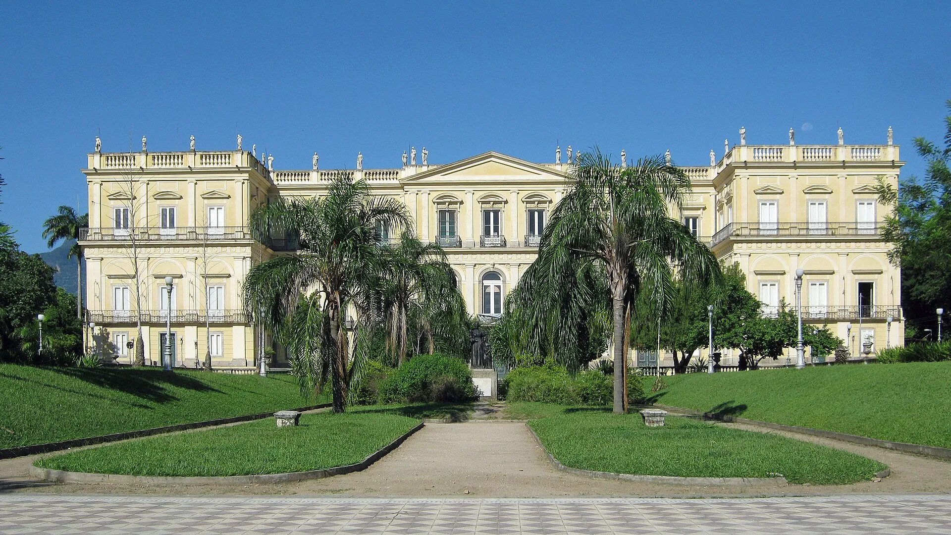 Fachada neoclássica amarela do Palácio de São Cristóvão, sede do Museu Nacional, na Quinta da Boa Vista, no Rio de Janeiro