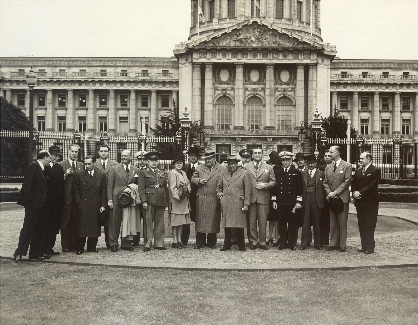 Membros da delegação brasileira à Conferência de São Francisco posam em grupo diante de um edifício com colunas, em 1945