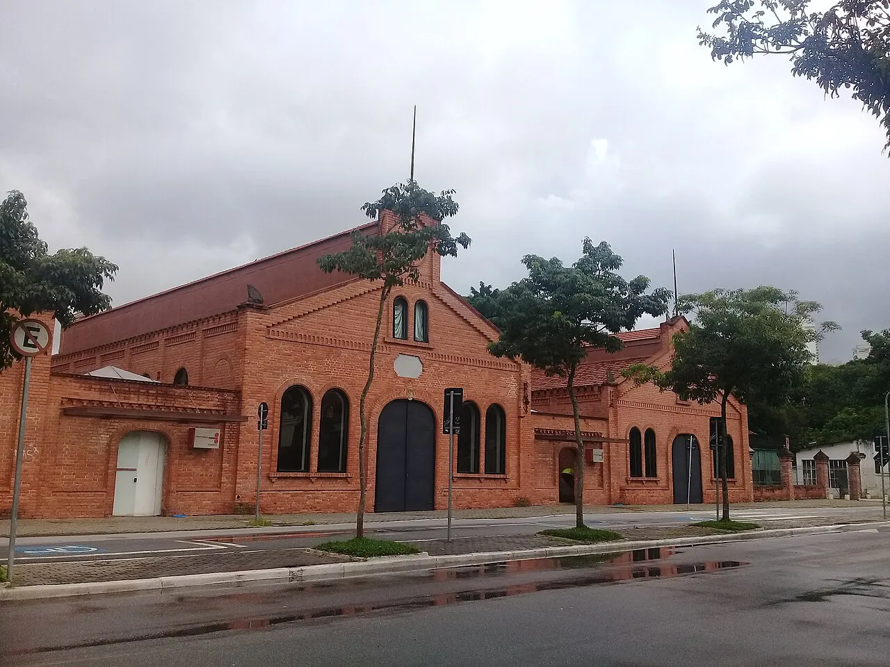 Fachada de tijolos aparentes da sede da Cinemateca Brasileira, em São Paulo, em dia nublado