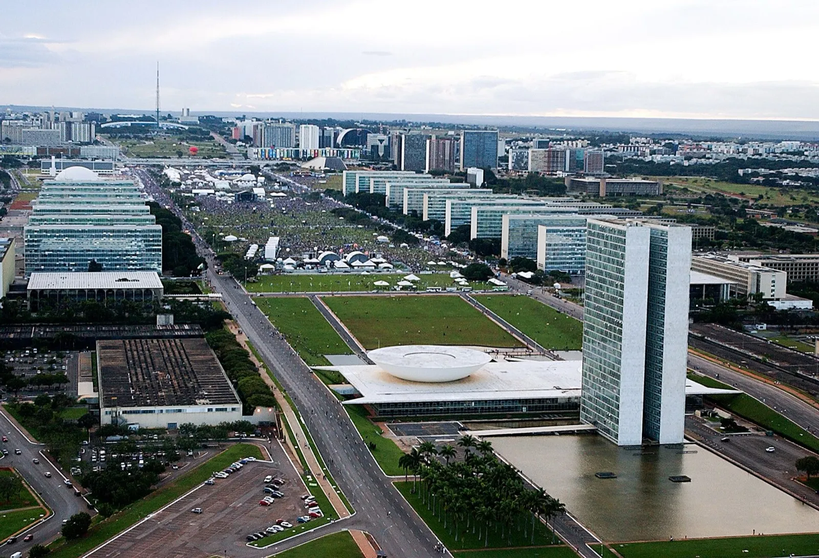 Vista aérea de Brasília, com a Esplanada dos Ministérios à esquerda e o Congresso Nacional à direita