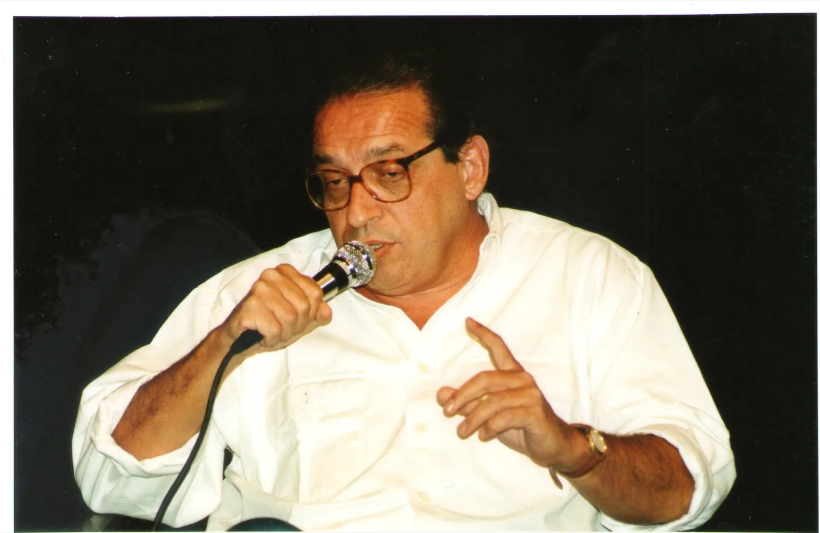 Ruy Castro fala ao microfone durante evento literário