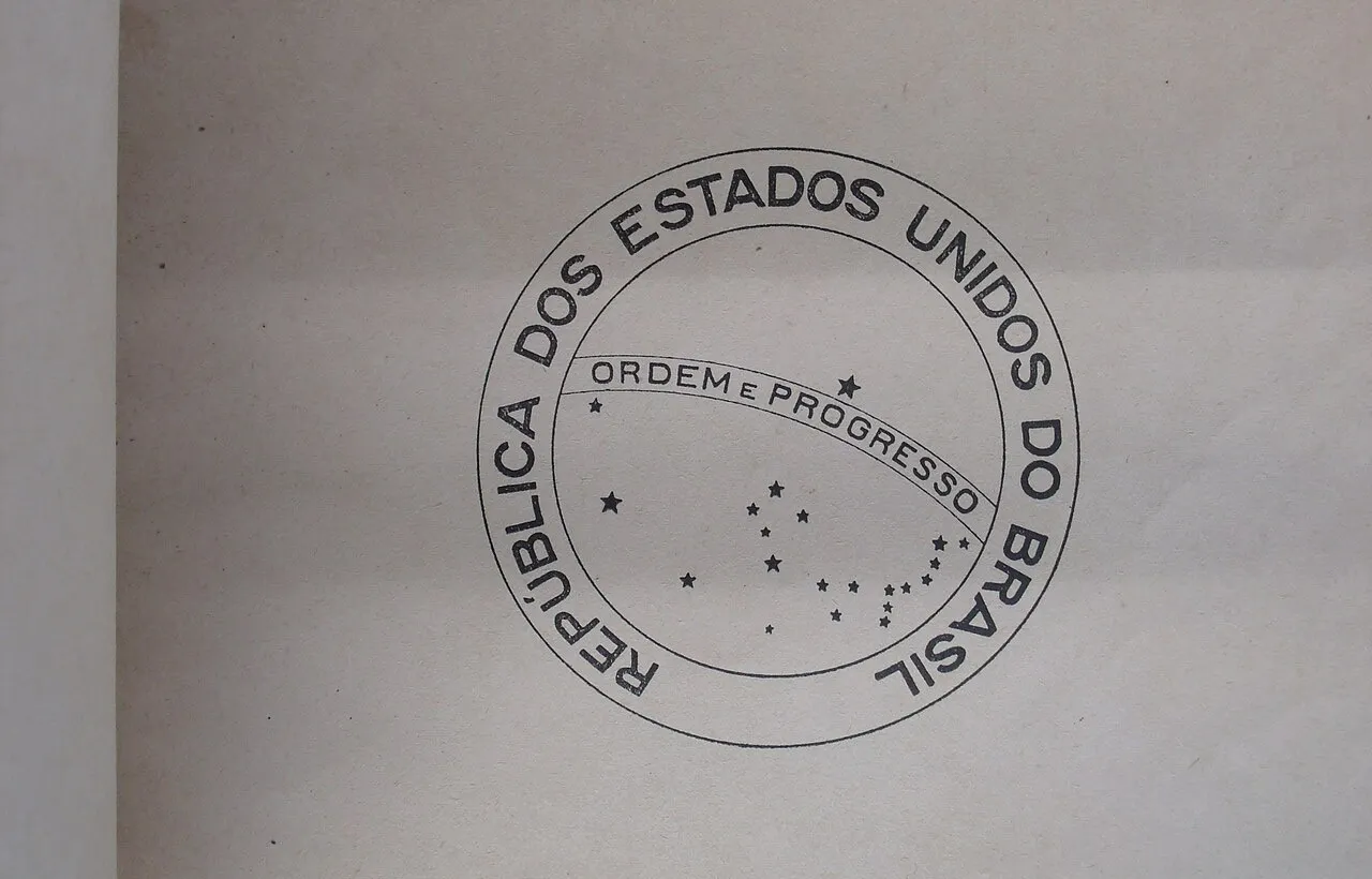 Desenho do Selo Nacional impresso em anexo de decreto-lei de 1942, com a esfera celeste, estrelas e a legenda República dos Estados Unidos do Brasil